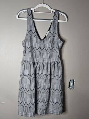 Lucky Brand Grey Patterned V-Neck Mini Dress Size Small Ptp 18" Length 36"